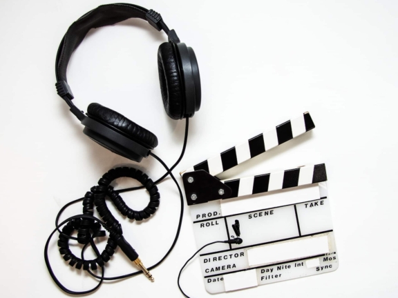 Kopfhörer, Filmklappe vor weißem Hintergrund
