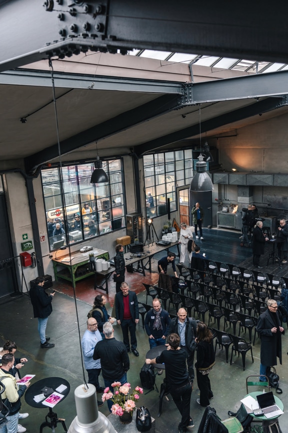Veranstaltung in der Garage 229 in Stuttgart. Man sieht wie sich Menschen unterhalten