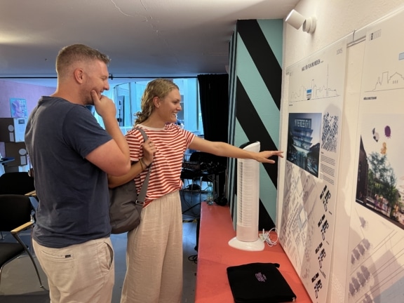 Haus für Film und Medien, in der Interimsspielstätte mit Besucherinnen