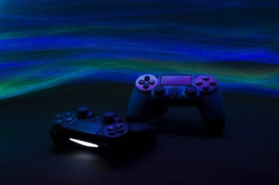 Zwei Playstation-Controller im dunklen, besonderen Licht
