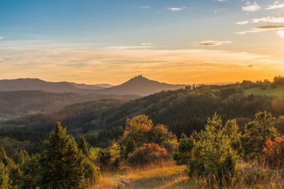 Eine Landschaft im goldenen Licht des Sonnenuntergangs