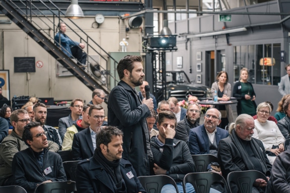 Veranstaltung in der Garage 229 in Stuttgart, Mann mit Mikrofon in der Hand