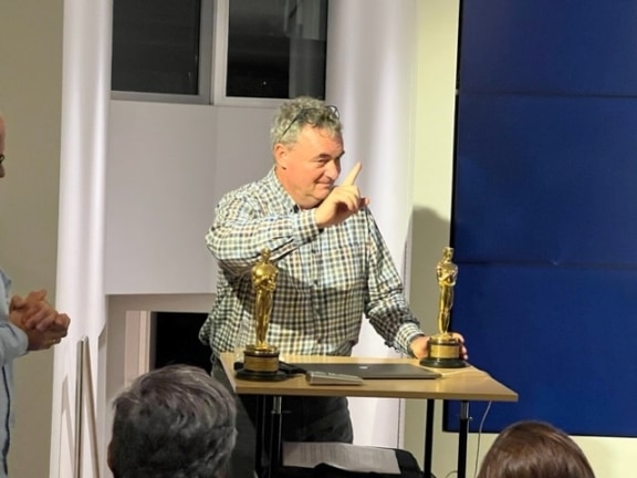 Gerd Nefzer mit seinen beiden Oscars